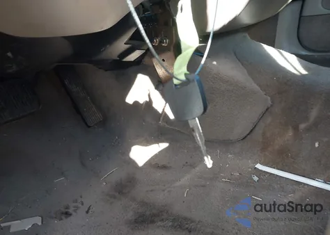 2000 Lincoln Town Car Signature z USA, uszkodzony, nr VIN 1LNHM82W1YY832463